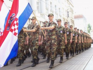 Hrvatska_vojska_odlučnim_korakom_stupa-700x525
