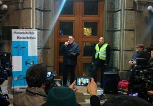 Igor Brakus i Marko Somborac dodeljuju “Oskare” na protestu “Novinari ne kleče”