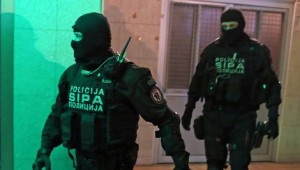 Members of Bosnia's SIPA participate in an operation to arrest suspects in the central Bosnian town of Zenica balkans.aljazeera.net