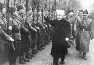 Der Großmufti von Jerusalem [Amin al Husseini] bei den bosnischen Freiwilligen der Waffen-SS. Der Großmufti ist auf dem Truppenübungsplatz ein[getroffen] und schreitet die Front der angetretenen Freiwilligen mit erhobenem Arm ab.