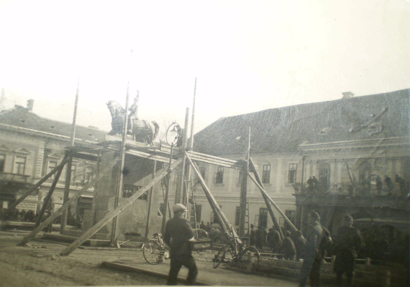Rušenje spomenika kralju Aleksandru u Somboru
