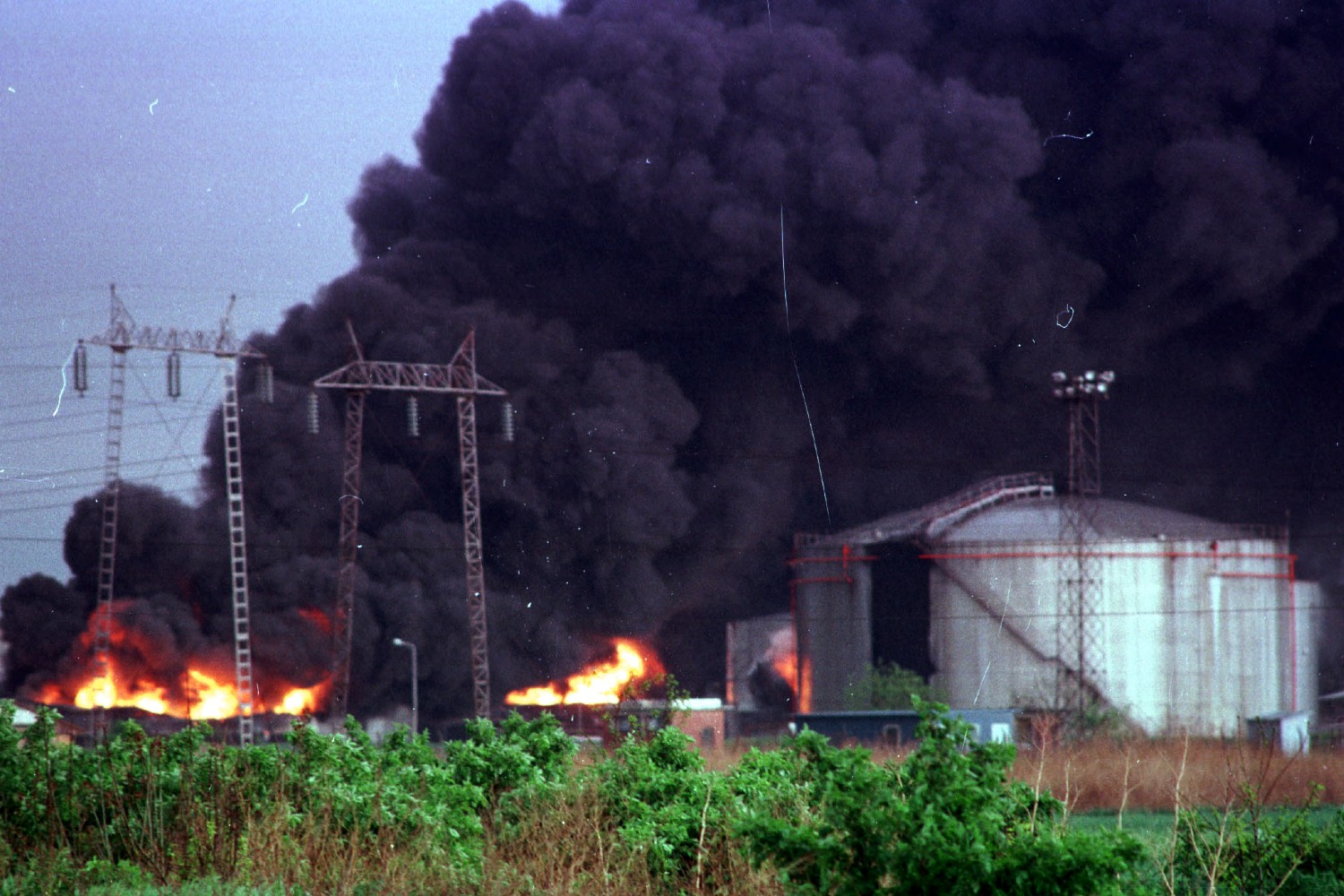 Požar u rafineriji nafte u Pančevu tokom NATO agresije 1999. (Foto: Tanjug/Vladimir Dimitrijević)