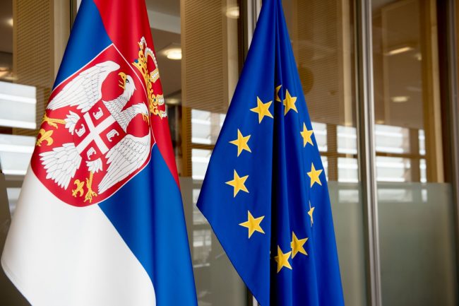 Zastave Srbije i Evropske unije (EU)