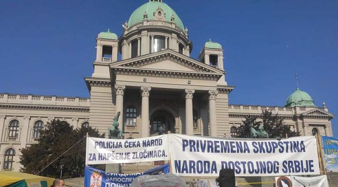 Ljudi puna 2 meseca spavaju ispred Skupštine, a nijedan medij nije izvestio o tome