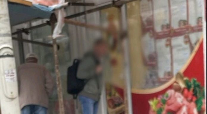 Tužna slika Kragujevca. Građani željno gledaju kroz izlog mesare!