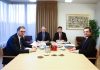 Od žrtve se traži da sopstvenim pristankom dovrši proces oduzimanja svoje teritorije