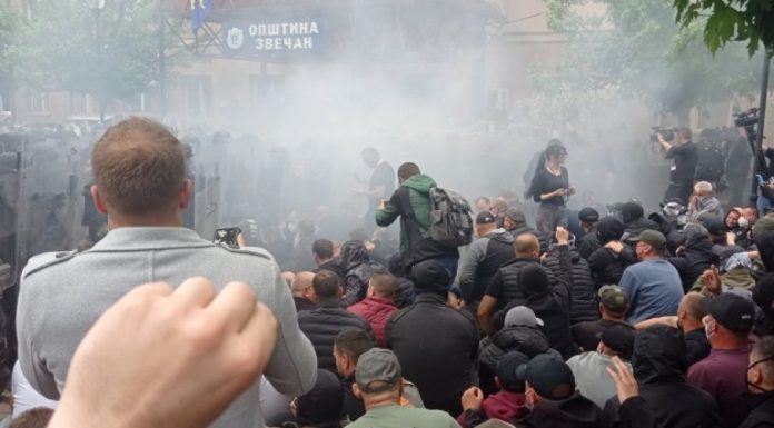 KFOR TUČE SRBE I BACA ŠOK BOMBE: Odjekuju pucnji, dvoje ranjeno