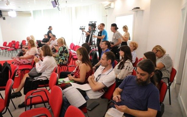 UNS-ova baza: U 2024. godini zabeleženo 111 slučajeva pretnji, pritisaka i napada na novinare i medijske radnike