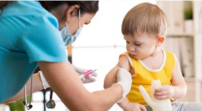 Nova studija: Vakcine protiv COVID-a izazivaju smrtonosne napade kod dece