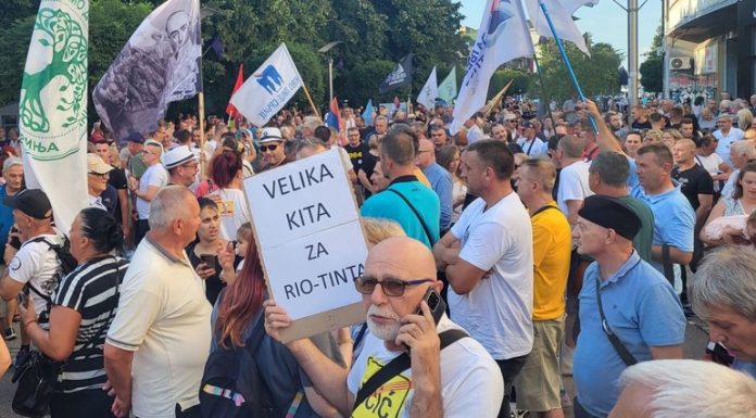 Dok selo gori, a baba se češlja, kmet pravi palačinke